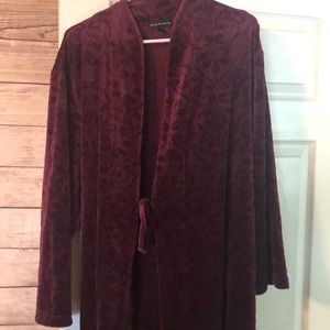 Robe.smoke/pet free home